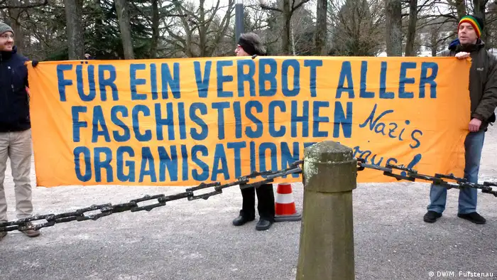 Deutschland Karlsruhe Bundesverfassungsgericht zu NPD-Verbot - Protest (DW/M. Fürstenau)