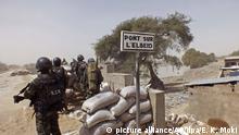 ARCHIV - Ein Soldat steht am 25.02.2015 Wache an der ElBeid-Brücke (l.h.) nahe Fotokol, Kamerun (Afrika). Das nigerianische Militär kämpft im Nordosten gegen die Terrorgruppe Boko Haram. Nun hat ein Luftangriff versehentlich ein dicht besiedeltes Flüchtlingslager getroffen. (zu dpa «Mindestens 50 Tote bei Luftangriff auf Flüchtlingslager in Nigeria» vom 17.01.2017) Foto: Edwin Kindzeka Moki/AP/dpa +++(c) dpa - Bildfunk+++ |