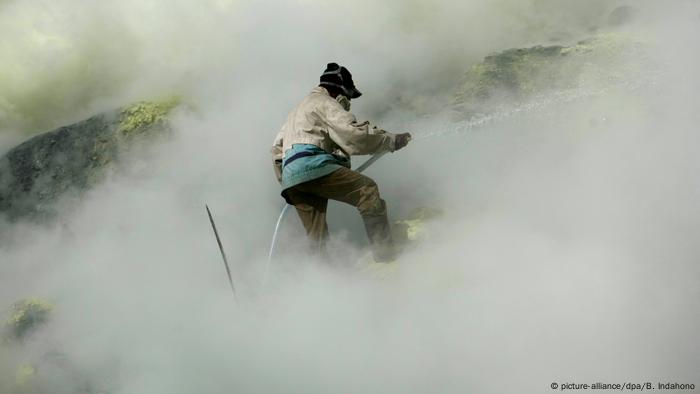 Indonesien Schwefelabbau in Ijen (picture-alliance/dpa/B. Indahono)