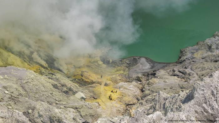 Indonesien Schwefelabbau in Ijen (picturea-alliance/Acro Images/T. Weise)