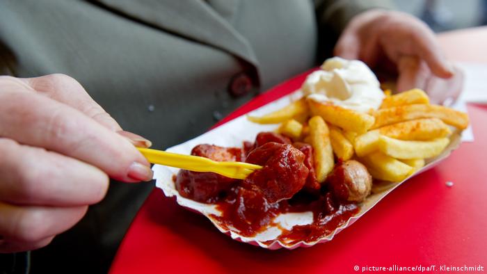 Currywurst and French fries (picture-alliance/dpa/T. Kleinschmidt)