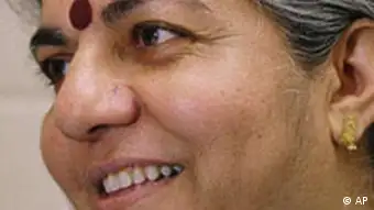 Dr. Vandana Shiva waits backstage before speaking at the University of Toronto in Toronto Wednesday, May 12, 2004. (AP PHOTO/Aaron Harris) --- Gier und Macht der Konzerne haben bis heute den Globalisierungsprozess und die Weltwirtschaft geprägt. Das muss sich ändern, so die indische Umwelt- und Menschenrechtsaktivistin Vandana Shiva