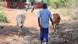 Ein Mann läuft durch ein Dorf in Uganda Ein Mann läuft durch ein Dorf in Uganda