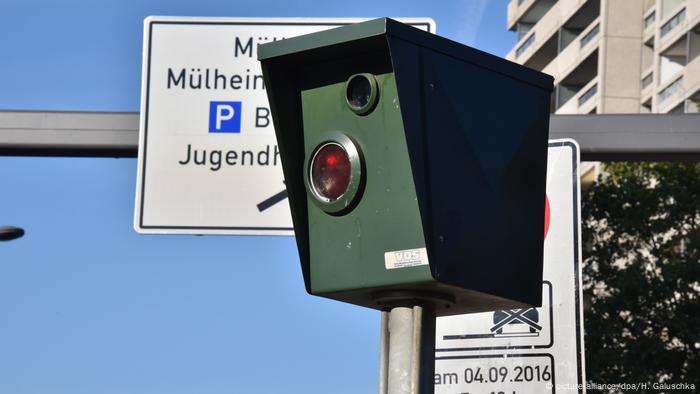 Permanent speed camera on side of road (picture-alliance/dpa/H. Galuschka)