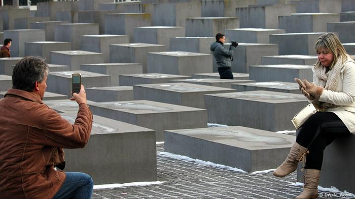 Deutschland Touristen am Holocaust-Mahnmal in Berlin (Foto: DW/N. Wojcik)