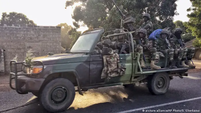 Senegal Soldaten ziehen über die Grenze mit Gambia