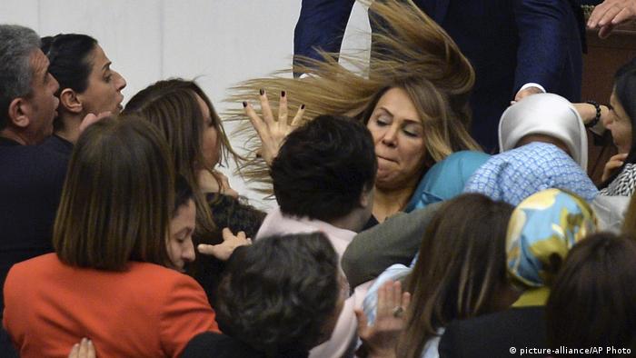 Türkei | Handgreiflichkeiten im türkischen Parlament aufgrund der Verfassungsreform