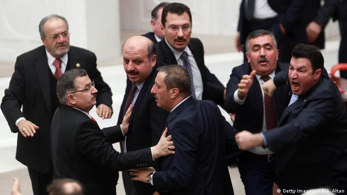 Турецький парламент, сутички