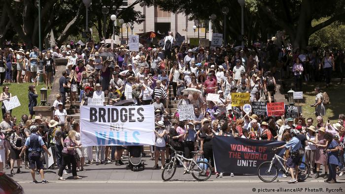 Women's March in Sydney Australien (picture-alliance/AP Photo/R. Rycroft)