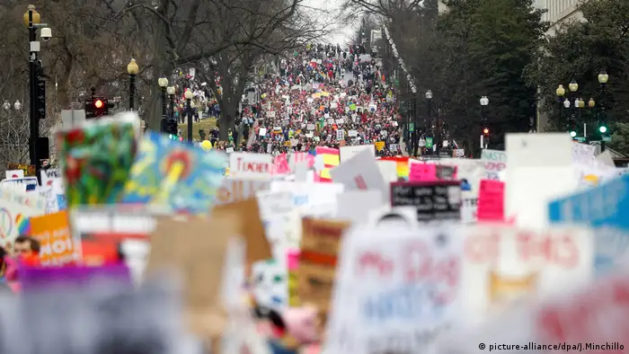 Proteste gegen Trump in Washington (picture-alliance/dpa/J.Minchillo)