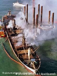 Im November 1998 war der Frachter 'Pallas' vor Amrum gestrandet und hatte Öl verloren (Foto: dpa) Quelle: dpa