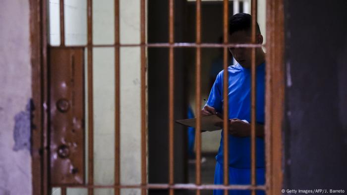 Catorce cuerpos fueron hallados en la Penitenciaría General de Venezuela, una peligrosa cárcel en el centro del país. El hallazgo es la pieza que faltaba para completar el acertijo de la desaparición de Francisco Guerrero Larez, interno desaparecido en 2009 y sobre quien el Estado no entregó información veraz ni a los familiares, ni a la Corte Interamericana de Derechos Humanos. (19.02.2017)