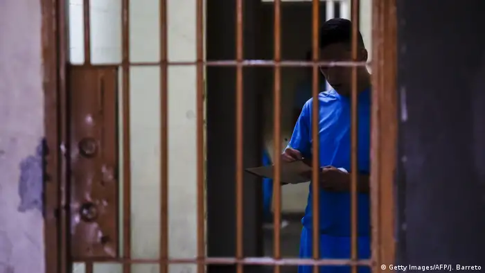 Catorce cuerpos fueron hallados en la Penitenciaría General de Venezuela, una peligrosa cárcel en el centro del país. El hallazgo es la pieza que faltaba para completar el acertijo de la desaparición de Francisco Guerrero Larez, interno desaparecido en 2009 y sobre quien el Estado no entregó información veraz ni a los familiares, ni a la Corte Interamericana de Derechos Humanos. (19.02.2017)