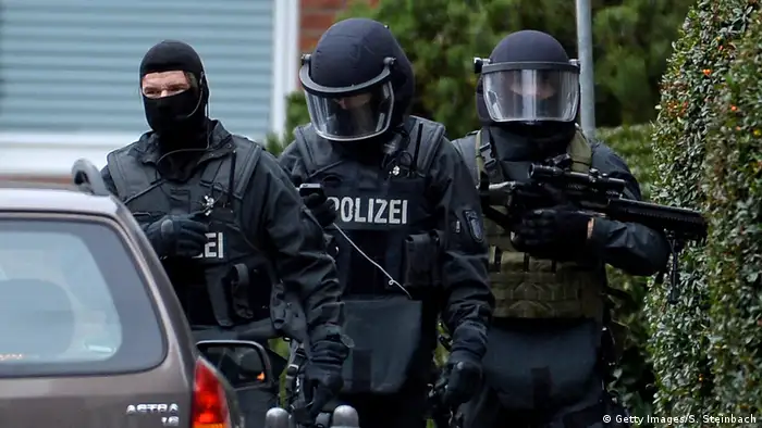 Las autoridades alemanas arrestaron hoy aseis presuntos islamistas procedentes de Siria acusados de estar planeando un atentado en Alemania. Los hombres detenidos, de edades comprendidas entre 20 y 28 años, habían planeado un atentado en un lugar público en Alemania como miembros de la milicia terrorista Estado Islámico (EI), informó la Fiscalía general en Fráncfort. (21.11.2017).