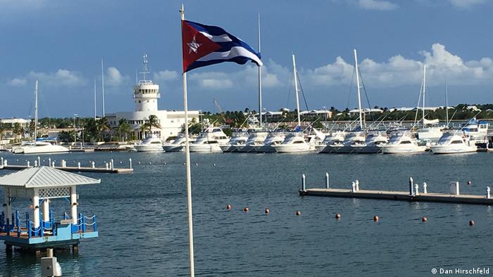 Weiße Yachten im Hafen von Varadero, Kuba (Dan Hirschfeld)