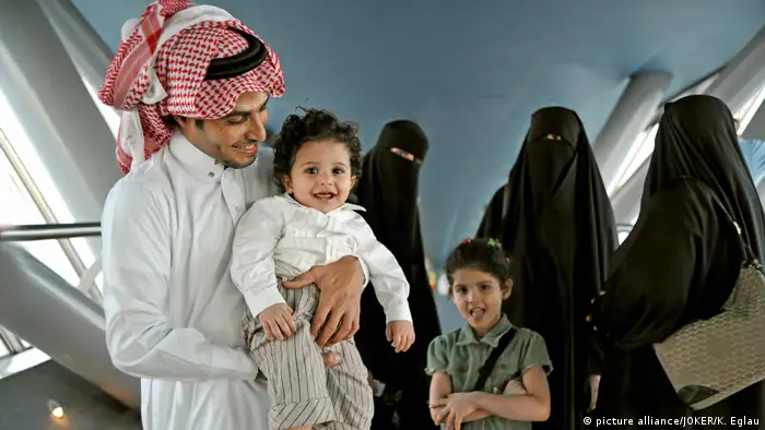 Saudi Arabien moderne Menschen (picture alliance/JOKER/K. Eglau)