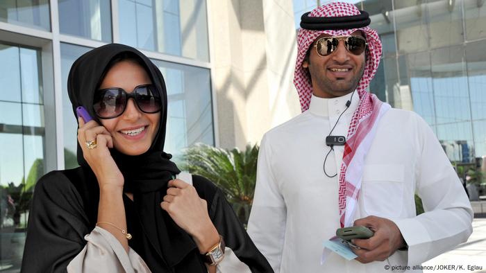 Saudi Arabien moderne Menschen (picture alliance/JOKER/K. Eglau)