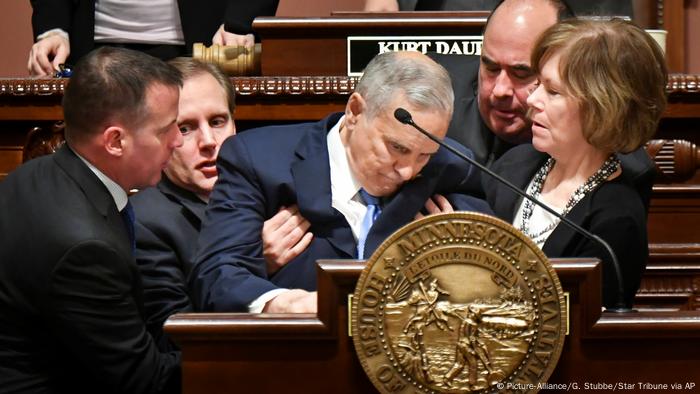 Minnesotas Gouverneur Mark Dayton fällt in Ohnmacht während seiner Rede (Picture-Alliance/G. Stubbe/Star Tribune via AP)