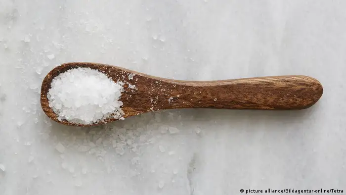Spoon with salt (picture alliance/Bildagentur-online/Tetra)