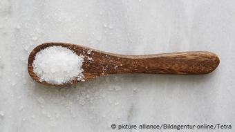 Spoon with salt (picture alliance/Bildagentur-online/Tetra)