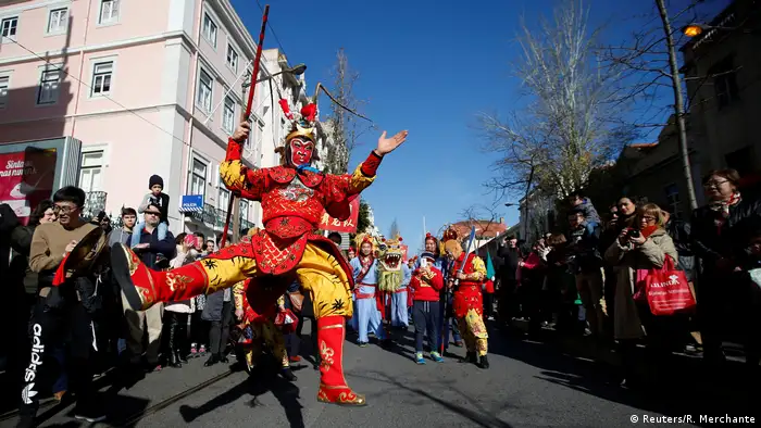 Chinesisches Neujahrsfest 2017 Tänzer in Lisbon (Reuters/R. Merchante)
