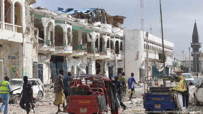 Somalia Explosion vor einem Hotel in Mogadishu (picture-alliance/ZUMAPRESS.com/Xinhua/F. Isse)