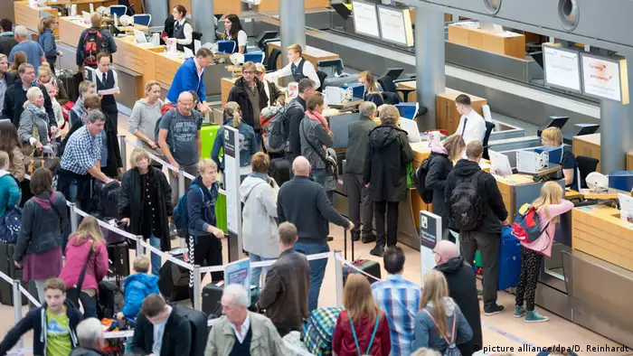 Deutschland Fluggäste am Hamburger Flughafen