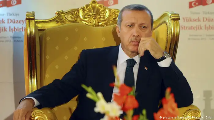 Erdogan auf goldenem Thron