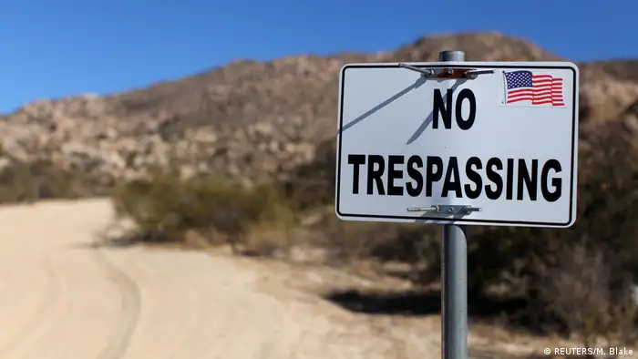 USA | Schild an einem Privatgrundstück an der Grenze zu Mexiko