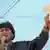 Evo Morales hält ein Blatt Papier mit den Kompromissvorschlägen in die Luft (Quelle: AP)