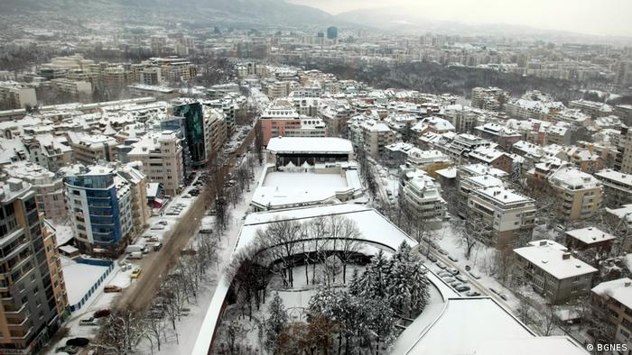 Според Световната здравна организация (СЗО), българската столица е европейският град с най-високи нива на фини прахови частици във въздуха. Вследствие на силно замърсения въздух, в София годишно умират между 800 и 900 души. Нивата на замърсяване се покачват особено много през зимата, тъй като много домакинства се отопляват с въглища и дърва.