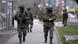 Soldados rusos con fusiles en una calle de Simferopol en marzo de 2014.
