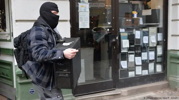 A police raid of Reichsbürger in Berlin (picture-alliance/dpa/P. Zinken)