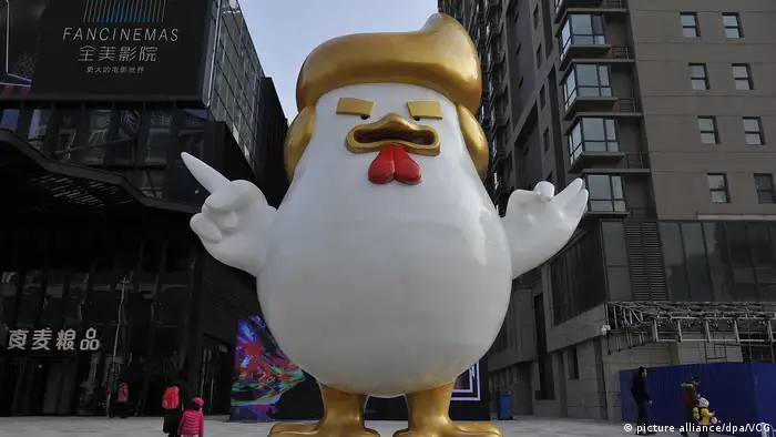 Hahn Skulptur Trump Geste Taiyuan China