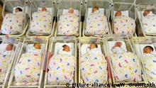 ARCHIV 2016 **** Babys liegen nebeneinander auf der Neugeborenenstation in Halle in ihren Bettchen. Jedes dritte Neugeborene in Deutschland hat nach Angaben des Statistischen Bundesamtes Eltern ohne Trauschein. (zu dpa «Bei jeder dritten Geburt sind die Eltern nicht verheiratet» vom 19.12.2016) Foto: Waltraud Grubitzsch/dpa-Zentralbild/dpa +++(c) dpa - Bildfunk+++ | Verwendung weltweit