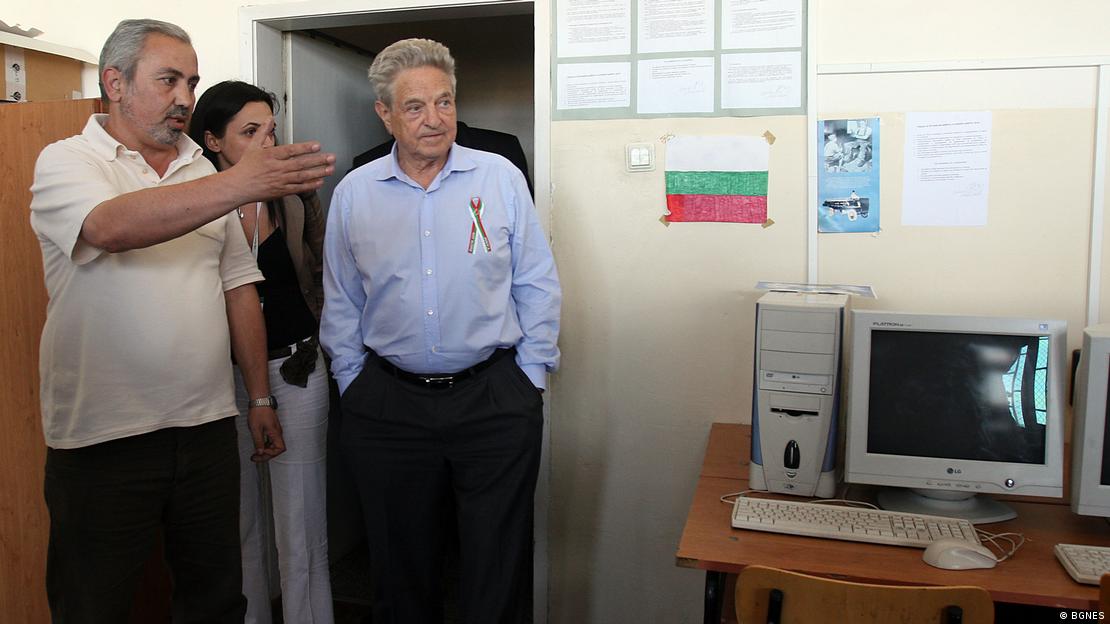 Soros, 2007 yılında Bulgaristan'daki bir okulu gezerken