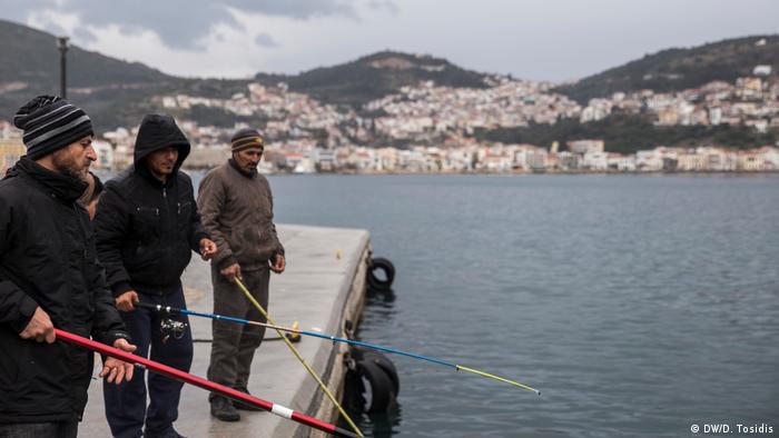 Griechenland Flüchtlinge auf der Insel Samos - Angeln im Hafen
