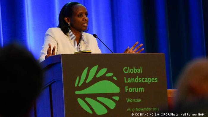 AGRA-Chefin Agnes Kalibata steht an einem Rednerpult und spricht (CC BY-NC-ND 2.0- CIFOR/Photo: Neil Palmer (IWMI))