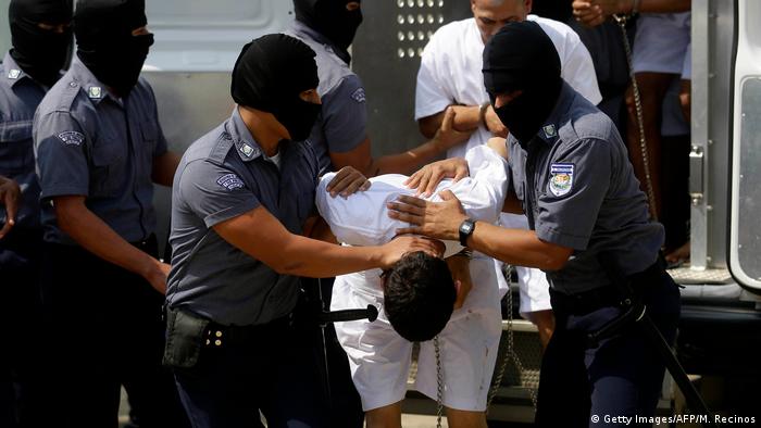 El Salvador | Überführung von Gang-Mitgliedern in ein Hochsicherheitsgefängnis