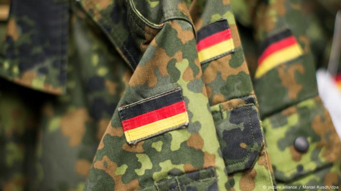 La policía capturó a un soldado del Ejército germano que se hizo pasar por sirio para registrarse como solicitante de asilo, sindicado de planear un atentado xenófobo para dañar a los refugiados. 27.04.2017