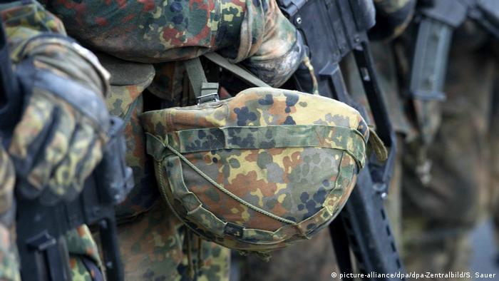 Солдат Бундесверу тримає в руці захисний шолом