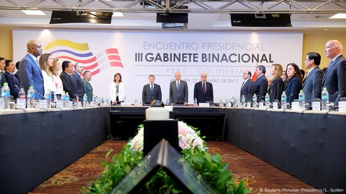 Gruppenbild Peruanischer Präsident Pedro Pablo Kuczynski mit Kolumbianischem Präsidenten Juan Manuel Santos in Arequipa bei Peru-Kolumbien-Gipfel (Reuters/Peruvian Presidency/L. Guillen)