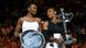 Serena Williams (r.) hält ihre Sieger-Trophäe in den Armen, Venus Williams (l.) ihre Schaale für den zweiten Platz (Foto: Reuters/I. Kato) Serena Williams (r.) hält ihre Sieger-Trophäe in den Armen, Venus Williams (l.) ihre Schaale für den zweiten Platz (Foto: Reuters/I. Kato)