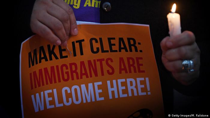 USA Menschen zeigen Solidarität mit Migranten (Getty Images/M. Ralstone)