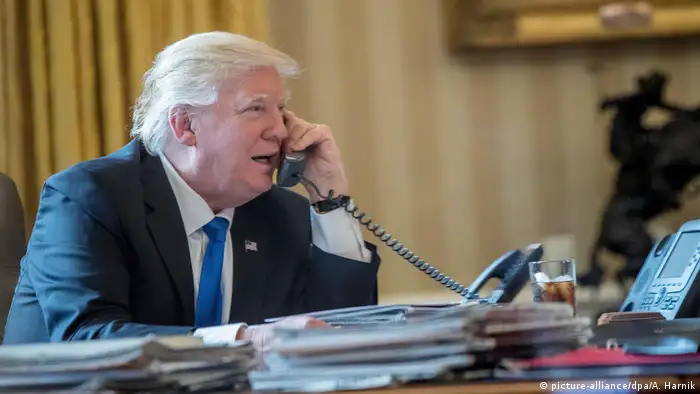 Donald Trump telefoniert mit Wladimir Putin (picture-alliance/dpa/A. Harnik)