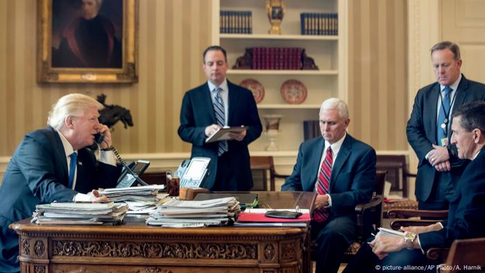 Donald Trump telefoniert mit Wladimir Putin (picture-alliance/AP Photo/A. Harnik)