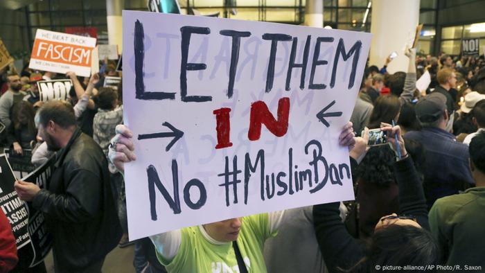 Trump Refugee Impact (picture-alliance/AP Photo/R. Saxon)