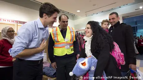 Kanada Premierminister Justin Trudeau begrüßt Migranten (picture-alliance/AP Images/N. Denette)