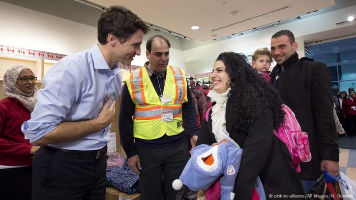 Kanada Premierminister Justin Trudeau begrüßt Migranten (picture-alliance/AP Images/N. Denette)
