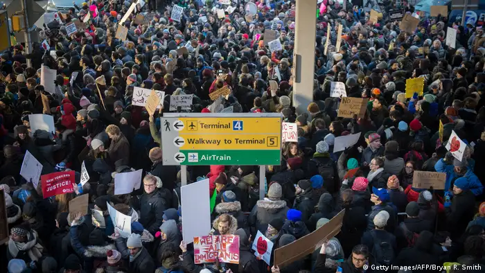 USA Tausende demonstrieren an US-Flughäfen gegen Trumps Einreisebann (Getty Images/AFP/Bryan R. Smith)